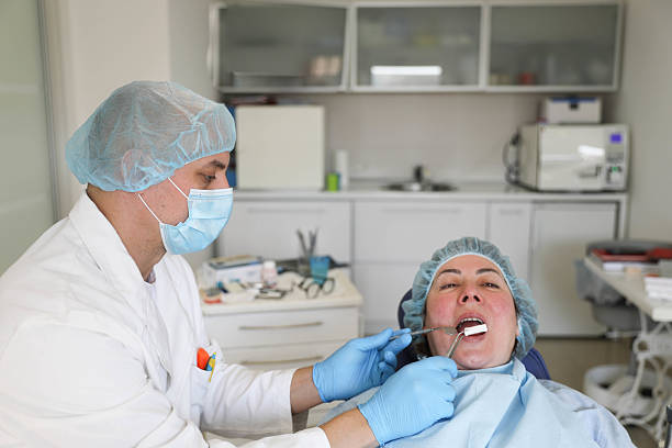 دندانپزشک در حال درمان بیمار در کلینیک حرفهای، افزایش بیماران دندانپزشکی زیبایی در شیراز