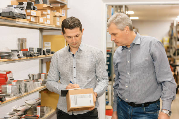 تامینکنندگان عمده فلزات و مواد شیمیایی را در فروشیاب بیابید – کارگران در انبار محصولات عمده فروشی و آگهی تجاری