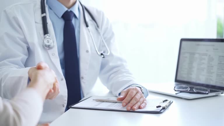نوبتدهی آنلاین فوق تخصص قلب و عروق اصفهان - پزشک و بیمار در حال دست دادن، نماد اعتماد