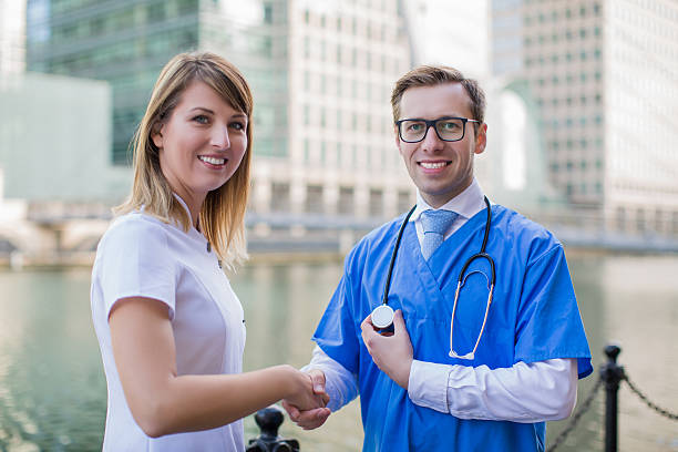 استراتژی سئو پزشکی برای جذب بیمار در مشهد – تیم پزشکی و تعامل با بیماران