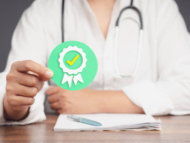 بازاریابی دیجیتال پزشکی متخصص اطفال شیراز - پزشک در حال نمایش نماد کیفیت و اعتبار - پینوسایت