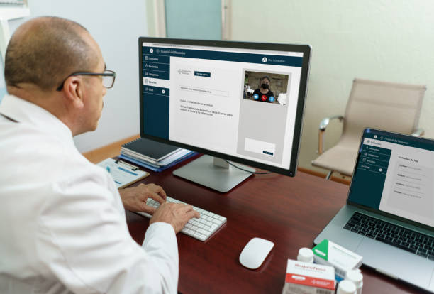برندینگ دیجیتال پزشکی، پزشک در حال برقراری تماس تصویری با بیمار