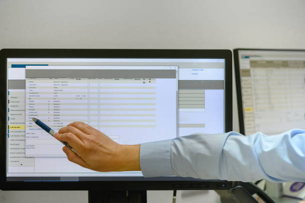 تصویر پزشک در حال نمایش نتایج آزمایش به بیمار: سئو و نوبتدهی آنلاین برای آزمایشگاه تخصصی در شیراز - نوبت دهی آنلاین آزمایشگاه شیراز