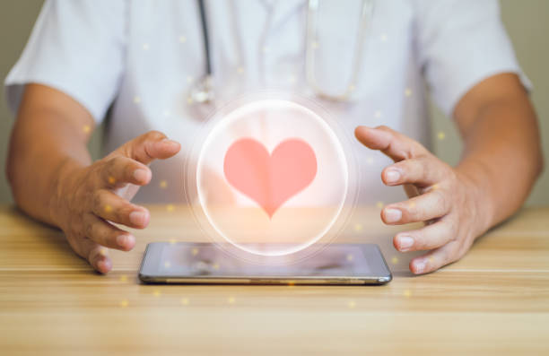 مشاوره دیجیتال مارکتینگ سلامت برای آزمایشگاههای تخصصی پاتوبیولوژی در تبریز - دست پزشک در حال محافظت از قلب در دایرهای درخشان - پینوسایت