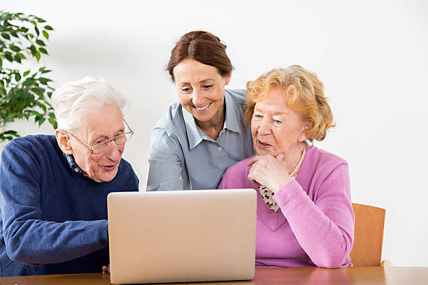 طراحی سایت پزشکی حرفهای برای مراکز سالمندان در اصفهان - آموزش زوج سالمند با کامپیوتر و مراقب - پینوسایت