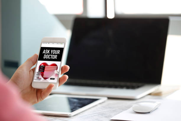 متخصص قلب آنلاین اصفهان در حال نمایش اپلیکیشن نوبتدهی، راهکار اعتمادسازی و دسترسی آسان بیماران در نوبتدهی آنلاین