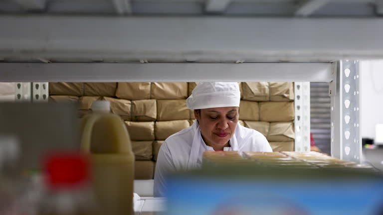 فروش‌یاب: انبار بزرگ شیرینی و تنقلات در حال موجودی‌برداری برای خرید و فروش عمده و قیمت رقابتی