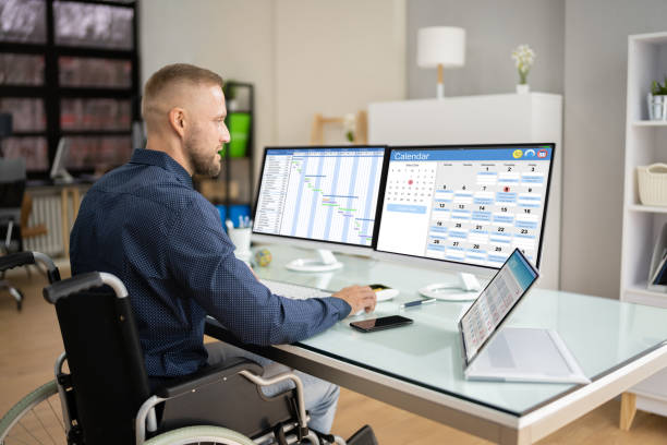 یکپارچهسازی نرمافزارهای مدیریت برای مراکز توانبخشی در یزد - کارمند در حال برنامهریزی