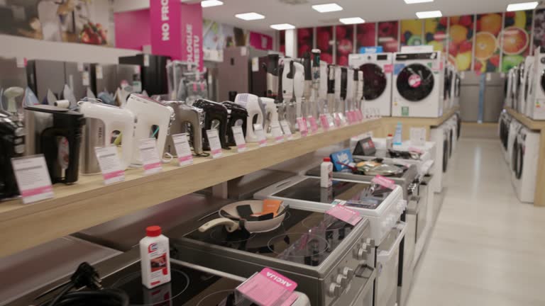 فضای داخلی یک فروشگاه خالی لوازم الکترونیکی آماده برای خرید و فروش عمده در فروشیاب