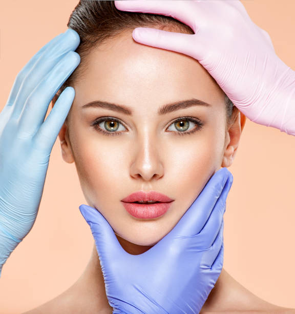 پزشک متخصص در حال معاینه پوست بیمار در کلینیک زیبایی مشهد، جذب بیمار آنلاین، طراحی سایت کلینیک زیبایی