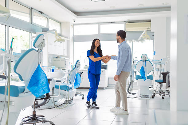 جذب بیمار دندانپزشکی ایمپلنت در شیراز - استقبال از مراجعین با تجربه کاربری عالی و برندینگ قوی