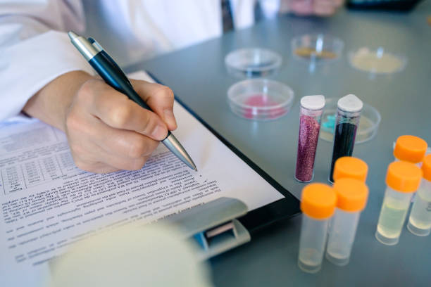 پزشک در حال بررسی فرم نتایج آزمایش در آزمایشگاه تخصصی شیراز با تمرکز بر دقت