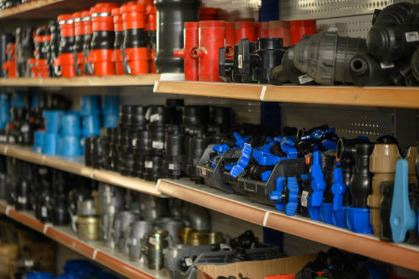 فروش‌یاب، خرید و فروش عمده قطعات صنعتی - قفسه‌های انبار با لوازم یدکی صنعتی