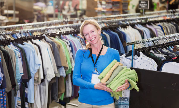 یافتن تولیدکنندگان و توزیعکنندگان عمده پوشاک در فروشیاب - خریدار عمده پوشاک در حال انتخاب محصول در بازار عمده فروشان آنلاین