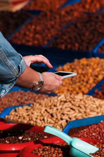 عکسی از انواع خشکبار با کیفیت در حال آمادهسازی برای فروش، نمادی از خرید و فروش عمده خشکبار در فروشیاب