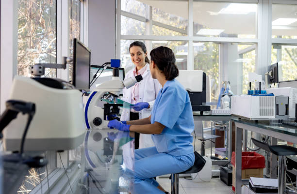 سئو محلی آزمایشگاه تخصصی در شیراز: راهی برای افزایش ویزیتها و کشف توسط بیماران - پزشکان در حال تحقیق در آزمایشگاه