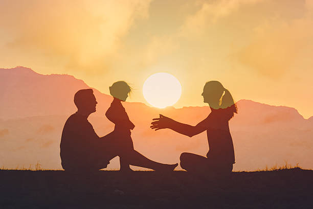 طراحی سایت پزشکی حرفهای برای مراکز سالمندان در اصفهان - لحظه شاد خانوادگی در پارک با بازی کودک - پینوسایت