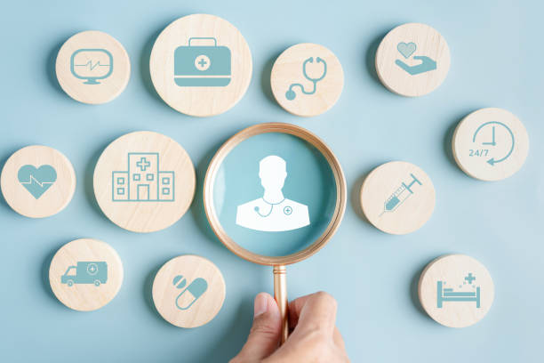 مفهوم بیمه سلامت و خدمات رفاهی، تمرکز بر پزشک و آیکونهای پزشکی، اعتمادسازی و نوبتدهی آنلاین برای متخصص قلب در اصفهان