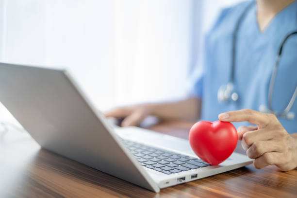 مفهوم تکنولوژی سلامت، گفتگوی آنلاین پزشک قلب با بیمار در منزل، تسهیل دسترسی و نوبتدهی آنلاین متخصص قلب در اصفهان