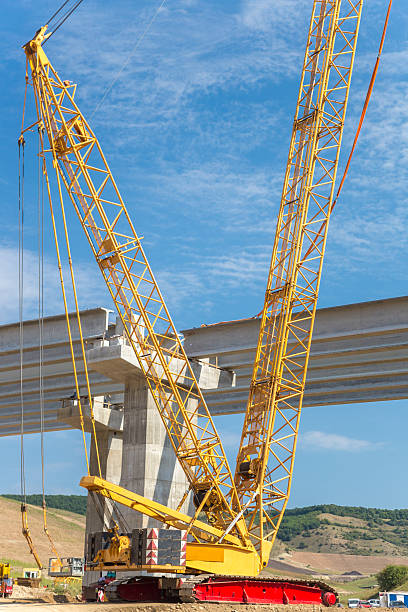 جرثقیل سنگین در کنار پل بزرگراه - فروشیاب، خرید و فروش عمده، آگهی تجاری