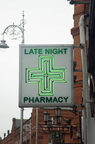 داروخانههای شبانهروزی در تبریز: نشانههای نئون یک داروخانه فعال در شب و اهمیت پشتیبانی وبسایت درمانی