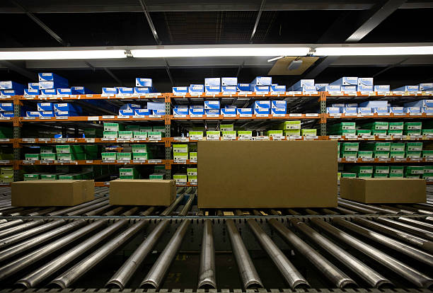 انباری پر از جعبههای عمده فروشی در فروشیاب | پخش عمده کالا | آگهی عمده فروشی