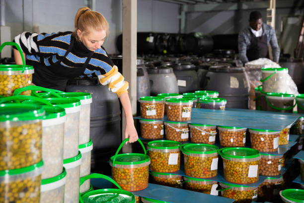 انبارداری مواد غذایی در یک انبار - فروشیاب، خرید و فروش عمده، آگهی تجاری