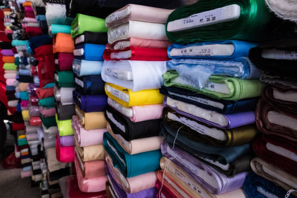 نمایش پارچه‌های متنوع در فروشگاه | فروش‌یاب، خرید و فروش عمده، آگهی تجاری
