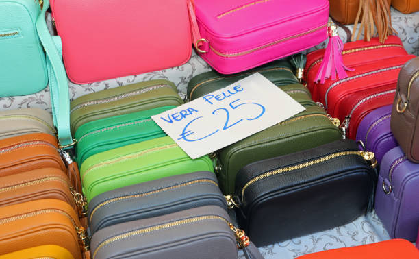 خرید و فروش عمده کیف و کفش در فروشیاب، قیمت رقابتی: کیفهای چرمی با برچسب قیمت