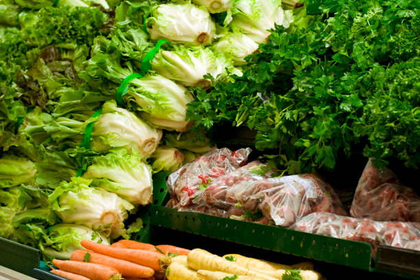 نمایی از کاهو، کاسنی، تربچه و هویج تازه آماده فروش در فروش‌یاب