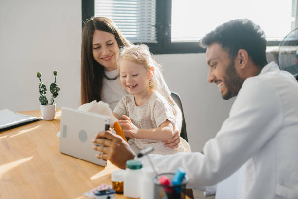 جذب بیمار متخصص اطفال اصفهان: افزایش اعتماد والدین - دختربچه در مطب پزشک