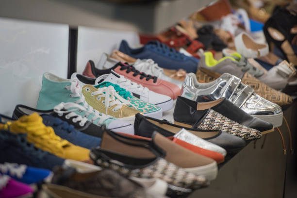 انبار کفش‌های متنوع، خرید و فروش عمده کفش، قیمت رقابتی در فروش‌یاب