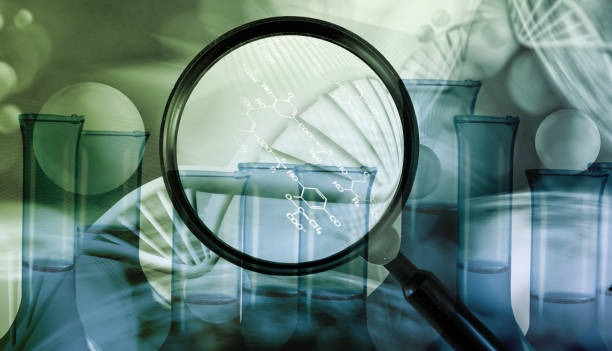 ذرهبین روی زنجیره DNA، نمادی از دقت و علم در آزمایشگاه ژنتیک، حیاتی برای اعتمادسازی و بازاریابی دیجیتال در مشهد.