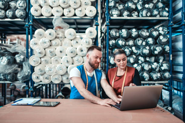 کارگران کارخانه نساجی در انبار فروشیاب، سامانه خرید و فروش عمده