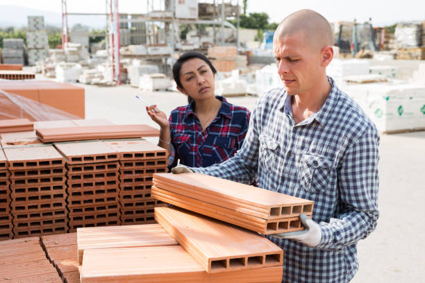 فروش عمده مصالح: کارگر مشغول چیدن پنلهای عایق حرارتی در انبار فروشیاب