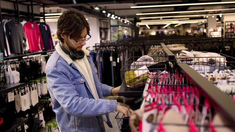 مرجع تخصصی خرید و فروش عمده پوشاک و پارچه: ارتباط حرفه‌ای بین تولیدکنندگان و خرده‌فروشان در فروش‌یاب - خرید و فروش عمده - آگهی تجاری