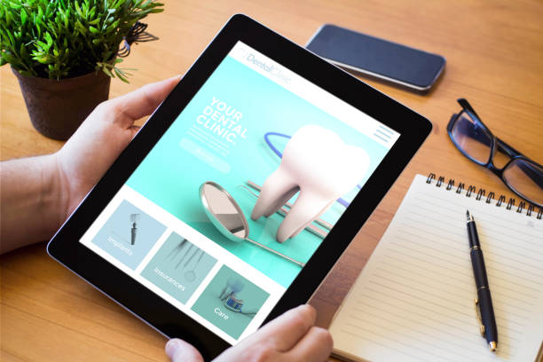 طراحی سایت دندانپزشکی زیبایی در مشهد – نمایش یک وبسایت مدرن دندانپزشکی روی تبلت و دسکتاپ – راهکار نوین برای افزایش رزرو و جذب بیماران جدید