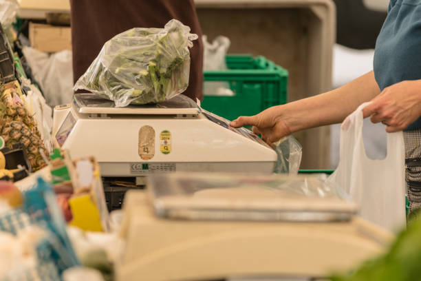 خریدار خرده مواد غذایی و فروش فرآورده های غذایی با فروشیاب