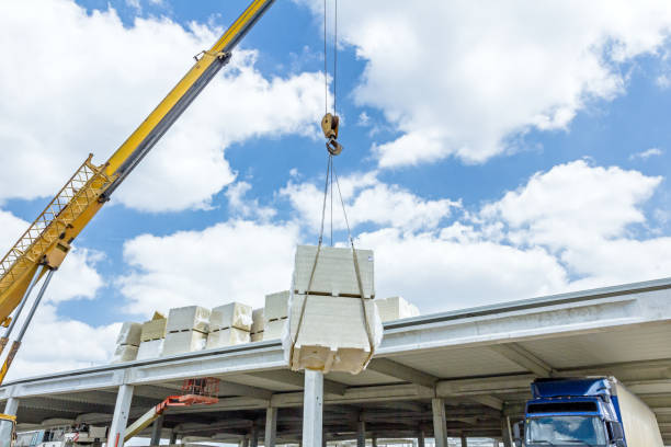 جرثقیل سقفی در حال جابجایی بار در فروشیاب | خرید و فروش عمده آگهی تجاری