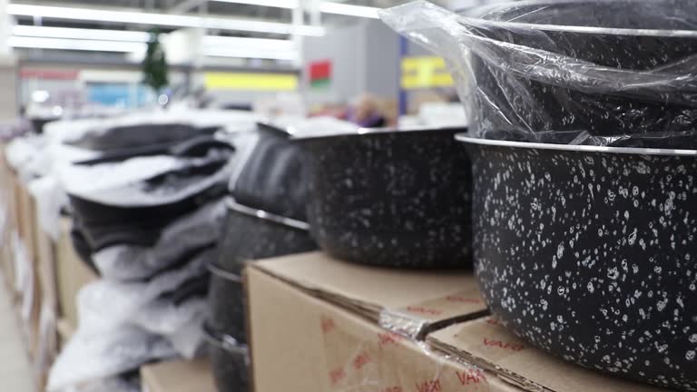 مجموعه‌ای از قابلمه‌ها و ماهیتابه‌های نچسب مدرن در فروشگاه – فروش‌یاب، لوازم خانه عمده، آگهی تجاری