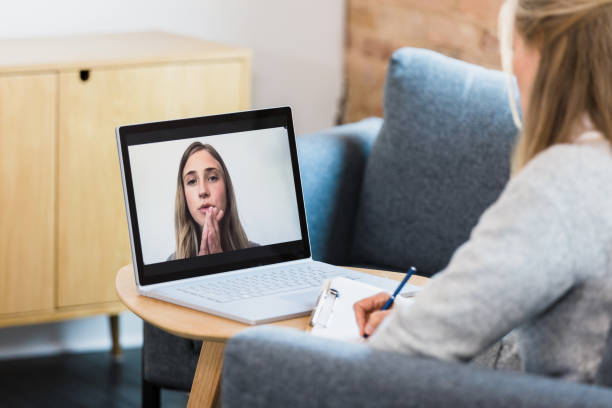 نوبتدهی آنلاین روانپزشک تبریز - جلسه درمانی آنلاین - زن در حال مشاوره سلامت روان