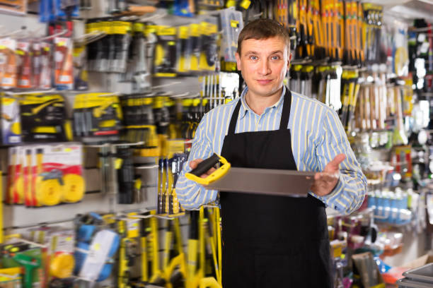 فروشیاب: فروشنده در غرفه، نمادی از ثبت آگهی و آگهی عمده فروشی در فروش یاب