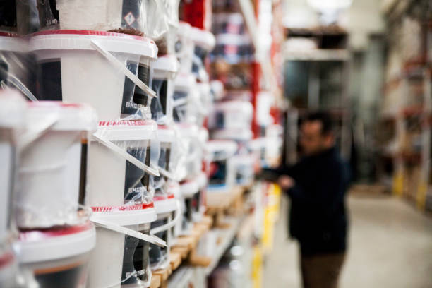 بسته‌های محصول در انبار شمارش می‌شوند - فروش‌یاب، نیازمندی‌های تجاری، خرید و فروش عمده