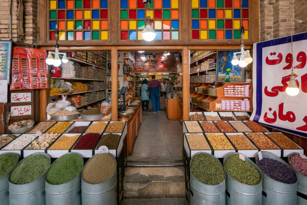 فروش‌یاب، خرید و فروش عمده، آگهی تجاری: نمای یک بازار سنتی با غرفه‌های رنگارنگ ادویه و غلات، نمادی از تجارت سنتی در کنار فرصت‌های فروش‌یاب