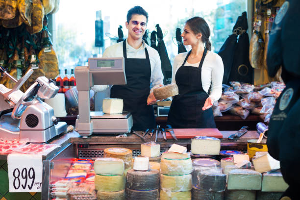 عرضه پنیر توسط فروشنده - فروشیاب، خرید و فروش عمده، آگهی تجاری