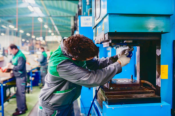 کارگران خط تولید با دستگاه پرس هیدرولیک صنعتی نو - فروش‌یاب، ثبت آگهی، خرید و فروش عمده