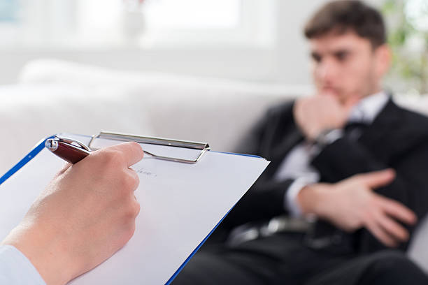 سئو سایت روانشناس در تبریز - روانپزشک در حال مشاوره با بیمار - پینوسایت