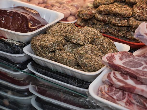 گوشت گوساله تازه روی بشقاب سفید - فروشیاب، خرید و فروش عمده، آگهی تجاری