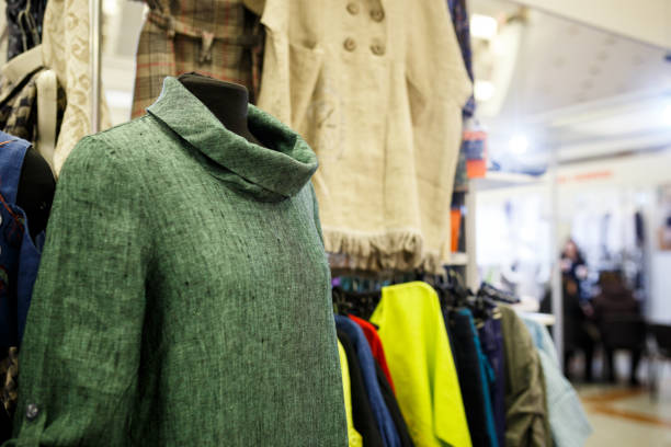 قفسه‌های مد و پوشاک عمده در یک فروشگاه؛ فروش‌یاب، خرید و فروش عمده، آگهی تجاری