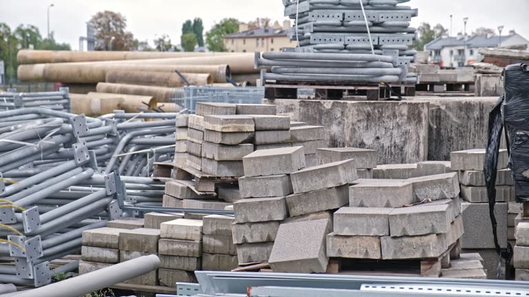 مصالح ساختمانی عمده: مصالح ساختمانی مانند سنگ و آجر در فضای باز در فروش‌یاب برای آگهی تجاری